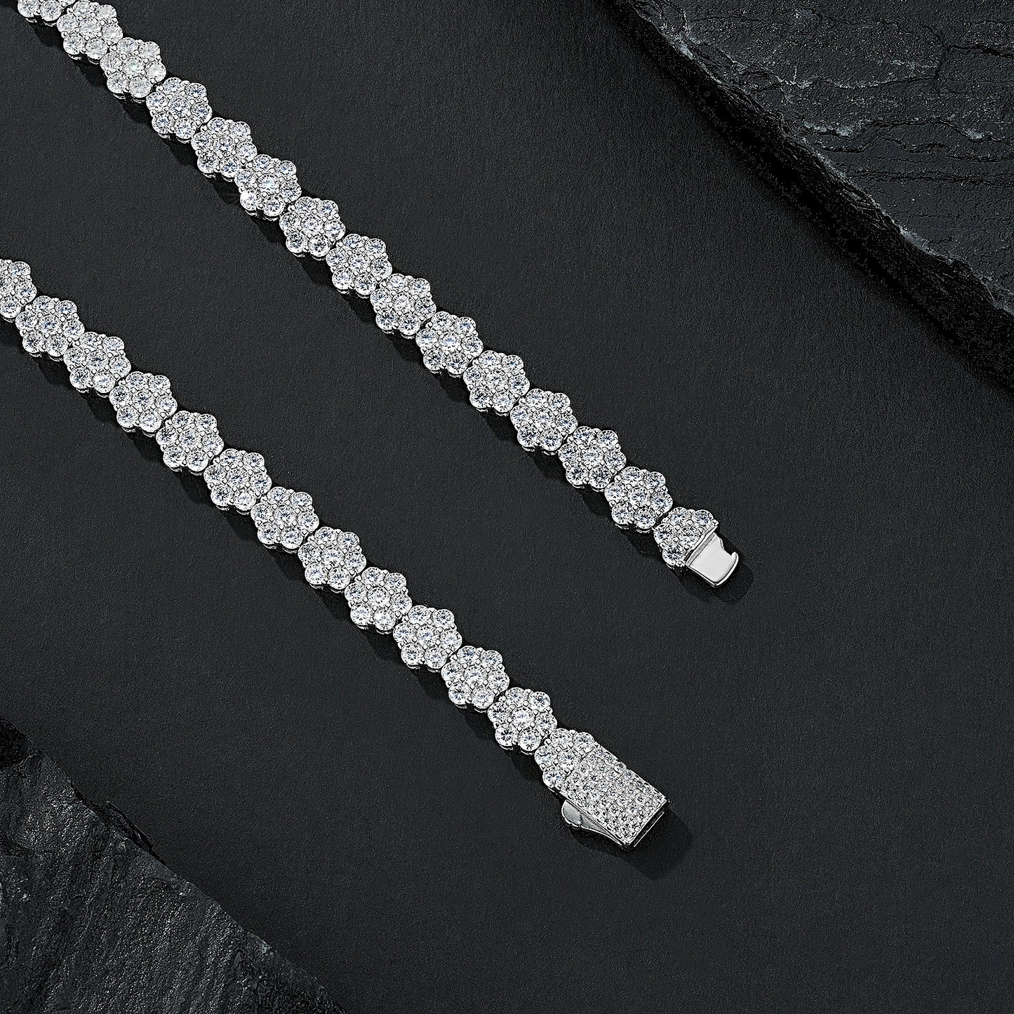 A Luxurious And Fashionable Minimalist Jewelry Pendant Necklace Featuring Top-quality Moissanite, Made Of S925 Silver Electroplated With Platinum.
