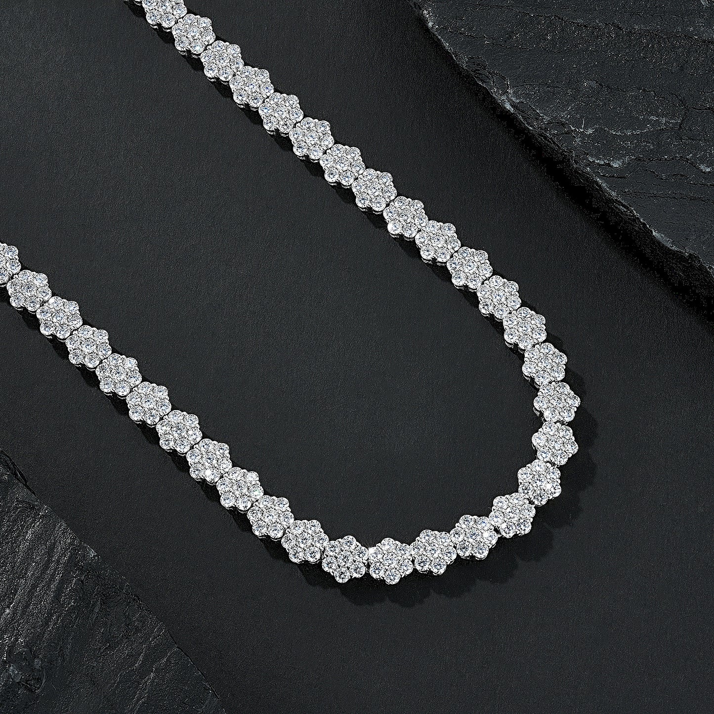 A Luxurious And Fashionable Minimalist Jewelry Pendant Necklace Featuring Top-quality Moissanite, Made Of S925 Silver Electroplated With Platinum.