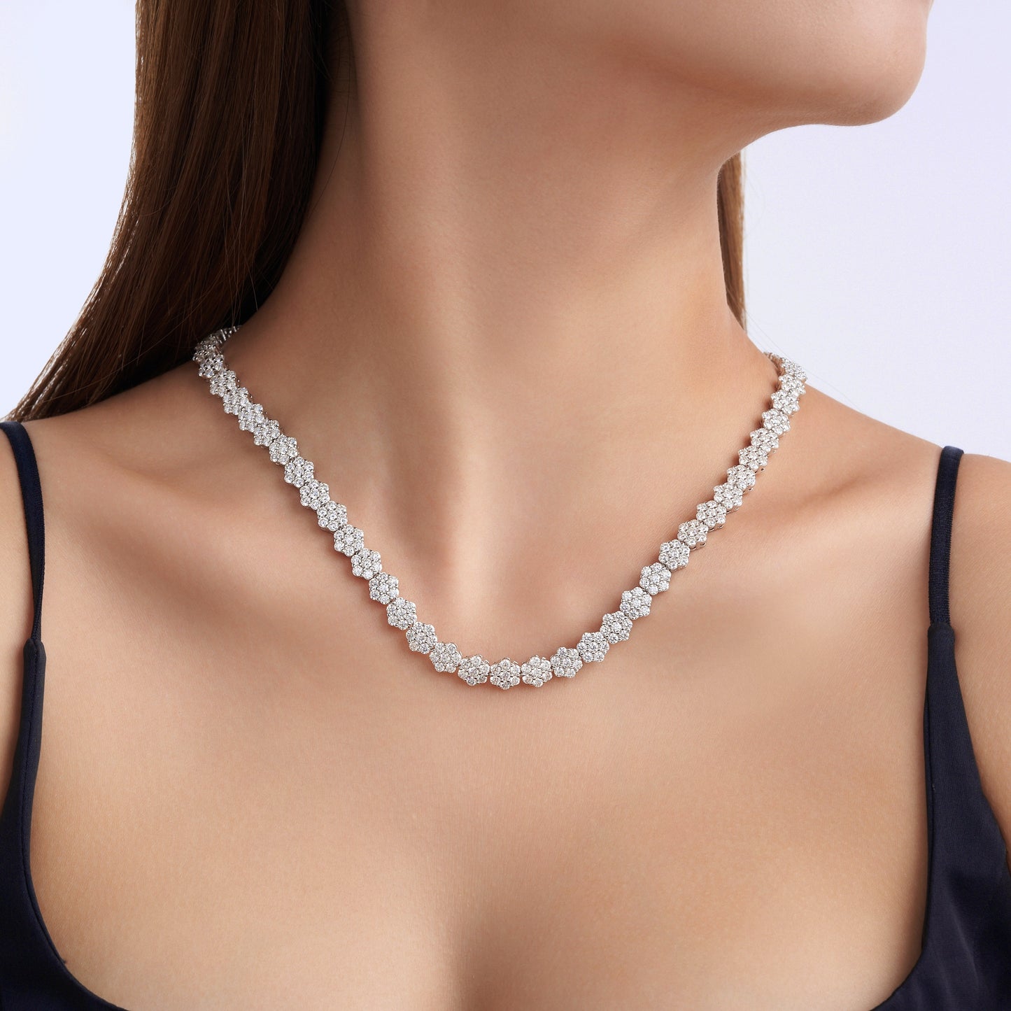 A Luxurious And Fashionable Minimalist Jewelry Pendant Necklace Featuring Top-quality Moissanite, Made Of S925 Silver Electroplated With Platinum.