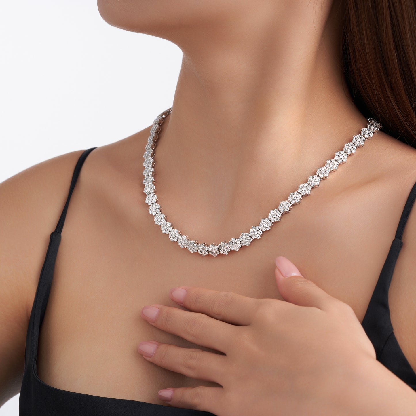 A Luxurious And Fashionable Minimalist Jewelry Pendant Necklace Featuring Top-quality Moissanite, Made Of S925 Silver Electroplated With Platinum.