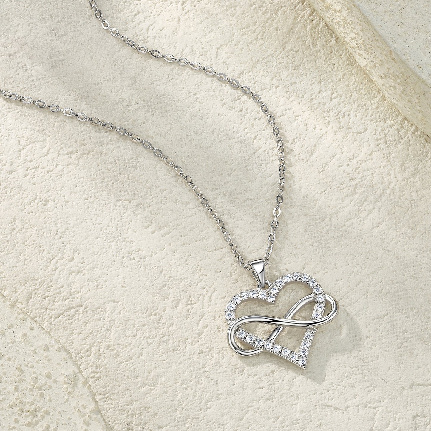 A Luxurious And Fashionable Minimalist Jewelry Pendant Necklace Featuring Top-quality Moissanite, Made Of S925 Silver Electroplated With Platinum.